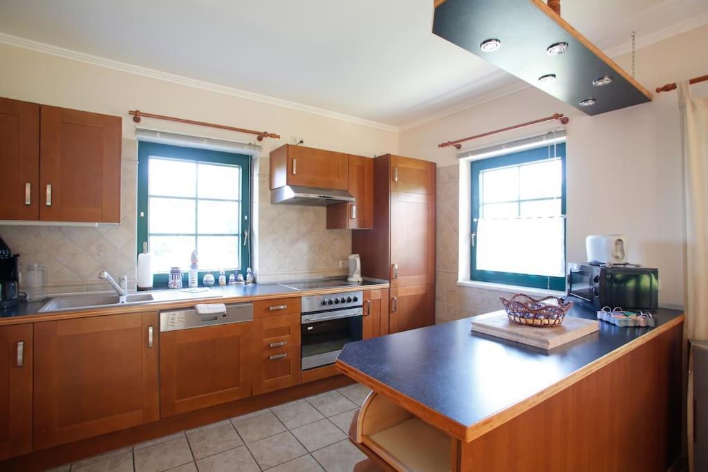 Trollhus - Grosses Familienfreundliches Ferienhaus บอร์น ภายนอก รูปภาพ
