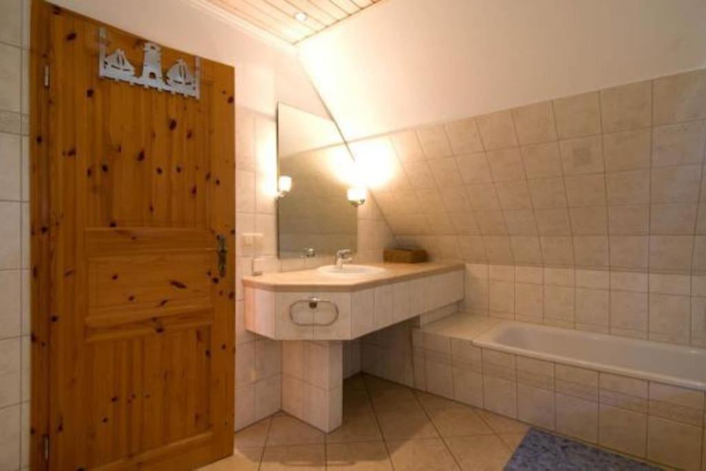 Trollhus - Grosses Familienfreundliches Ferienhaus บอร์น ภายนอก รูปภาพ