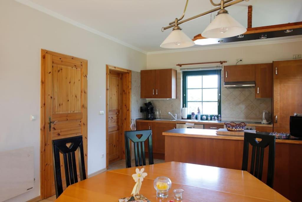 Trollhus - Grosses Familienfreundliches Ferienhaus บอร์น ภายนอก รูปภาพ