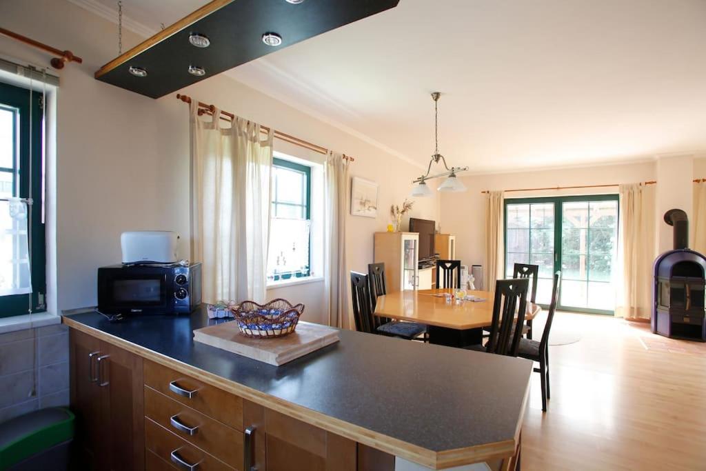 Trollhus - Grosses Familienfreundliches Ferienhaus บอร์น ภายนอก รูปภาพ