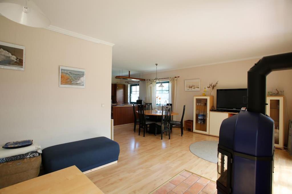 Trollhus - Grosses Familienfreundliches Ferienhaus บอร์น ภายนอก รูปภาพ